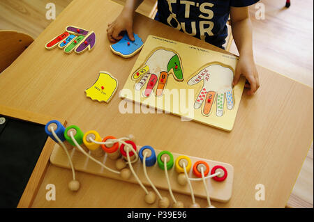 Formazione Montessori, ambiente di apprendimento preparato, bambino, apprendimento, metodo, naturale, materiali, pedagogia, bambini, educativo, apprendimento intuitivo, Foto Stock