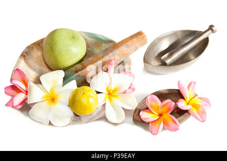 Ayurveda erbe curative, frutta e fiori deco su sfondo bianco Foto Stock