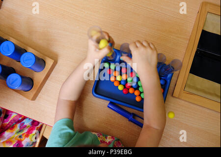 Formazione Montessori, ambiente di apprendimento preparato, bambino, apprendimento, metodo, naturale, materiali, pedagogia, bambini, educativo, apprendimento intuitivo, Foto Stock