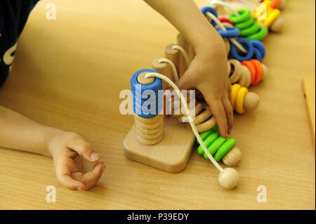 Formazione Montessori, ambiente di apprendimento preparato, bambino, apprendimento, metodo, naturale, materiali, pedagogia, bambini, educativo, apprendimento intuitivo, Foto Stock