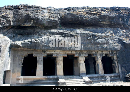 Facciata di antiche rocce scolpite tempio buddista Foto Stock