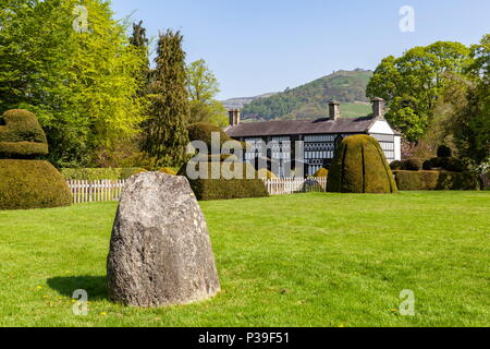 Plas Newydd casa in Llangollen con una vista di castell Dinas Bran in background Foto Stock