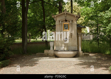 Piccola fontana con st. Maria chappel in giardini reali di Wilanow Palace, Varsavia, Polonia Foto Stock