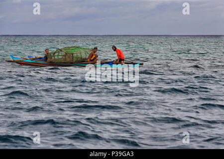 Alloggiamenti per North Bay, Philippines-October 15, 2016: i pescatori filippino utilizzare per andare a pescare nelle loro barche bangka a N.Bais Bay off il Manjuyod sabbia bianca Bar Foto Stock