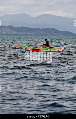 Alloggiamenti per North Bay, Philippines-October 15, 2016: i pescatori filippino utilizzare per andare a pescare nelle loro barche bangka a N.Bais Bay off il Manjuyod sabbia bianca Bar Foto Stock