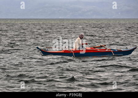 Alloggiamenti per North Bay, Philippines-October 15, 2016: i pescatori filippino utilizzare per andare a pescare nelle loro barche bangka a N.Bais Bay off il Manjuyod sabbia bianca Bar Foto Stock