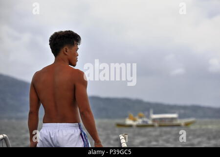 Alloggiamenti per North Bay, Philippines-October 15, 2016: i pescatori filippino utilizzare per andare a pescare nelle loro barche bangka a N.Bais Bay off il Manjuyod sabbia bianca Bar Foto Stock