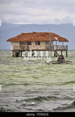 Alloggiamenti per North Bay, Philippines-October 15, 2016: i pescatori filippino utilizzare per andare a pescare nelle loro barche bangka a N.Bais Bay off il Manjuyod sabbia bianca Bar Foto Stock