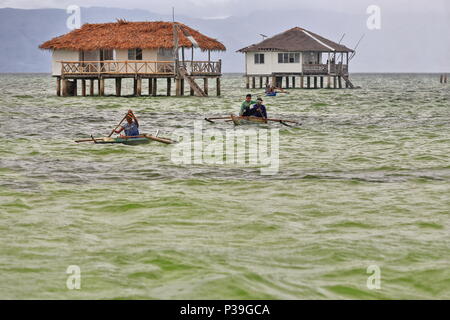 Alloggiamenti per North Bay, Philippines-October 15, 2016: i pescatori filippino utilizzare per andare a pescare nelle loro barche bangka a N.Bais Bay off il Manjuyod sabbia bianca Bar Foto Stock