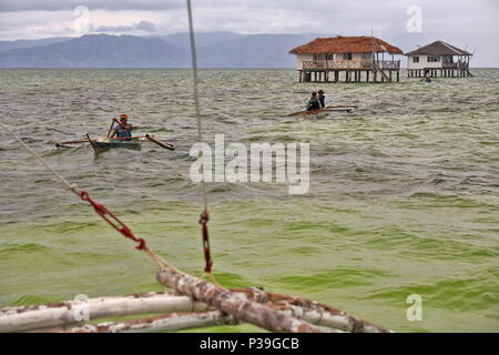 Alloggiamenti per North Bay, Philippines-October 15, 2016: i pescatori filippino utilizzare per andare a pescare nelle loro barche bangka a N.Bais Bay off il Manjuyod sabbia bianca Bar Foto Stock