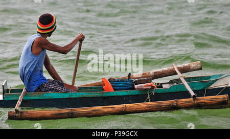Alloggiamenti per North Bay, Philippines-October 15, 2016: i pescatori filippino utilizzare per andare a pescare nelle loro barche bangka a N.Bais Bay off il Manjuyod sabbia bianca Bar Foto Stock