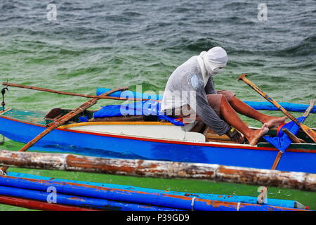 Alloggiamenti per North Bay, Philippines-October 15, 2016: i pescatori filippino utilizzare per andare a pescare nelle loro barche bangka a N.Bais Bay off il Manjuyod sabbia bianca Bar Foto Stock
