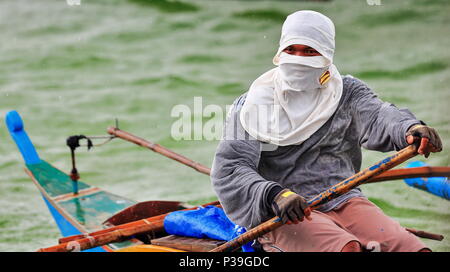 Alloggiamenti per North Bay, Philippines-October 15, 2016: i pescatori filippino utilizzare per andare a pescare nelle loro barche bangka a N.Bais Bay off il Manjuyod sabbia bianca Bar Foto Stock