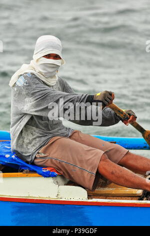 Alloggiamenti per North Bay, Philippines-October 15, 2016: i pescatori filippino utilizzare per andare a pescare nelle loro barche bangka a N.Bais Bay off il Manjuyod sabbia bianca Bar Foto Stock