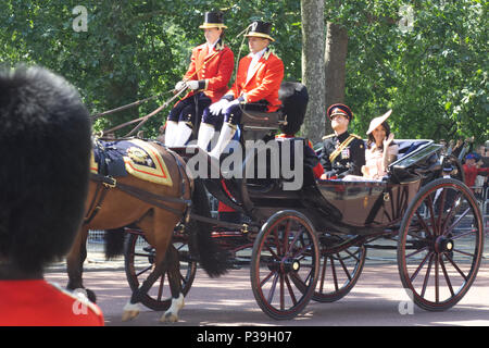 La famiglia reale Trooping frequentando il colore, il principe Harry e la Duchessa di Sussex nel loro carrello Foto Stock