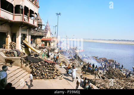 VARANASI, India - 13 febbraio: cremazione ghat , cerimonia religiosa, sulle rive del fiume Gange, Prayag Ghat nella santa Varanasi, Uttar Pradesh, il Feb. Foto Stock