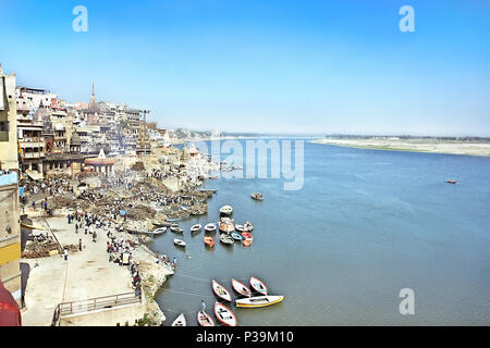 VARANASI, India - 13 febbraio: cremazione ghat , cerimonia religiosa, sulle rive del fiume Gange, Prayag Ghat nella santa Varanasi, Uttar Pradesh, il Feb. Foto Stock