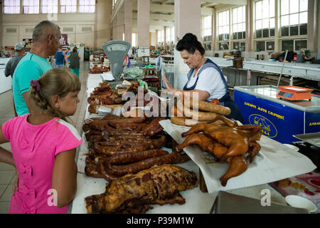 Odessa, Ucraina, stallo con prodotti a base di carne Foto Stock