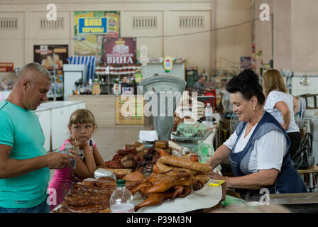 Odessa, Ucraina, stallo con prodotti a base di carne Foto Stock