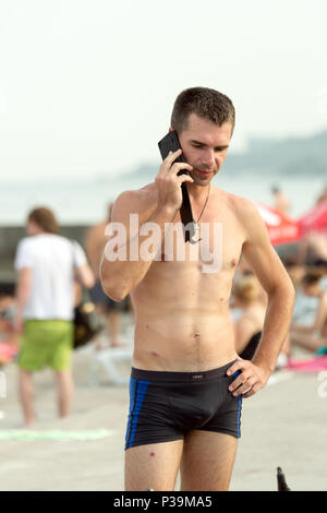 Odessa, Ucraina, persone presso i distributori automatici presso il centro commerciale Galleria Afina Foto Stock