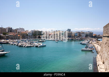 HERAKLION, CRETA - 13 Maggio 2018: una vista del vecchio porto veneziano dal Koules fortezza. Foto Stock