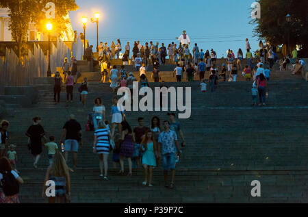 Odessa, Ucraina, la gente sulla Potemkin Scale di sera Foto Stock