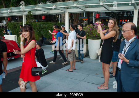 Singapore Repubblica di Singapore, persone a fotografare un Ferrari nella Marina Bay Foto Stock