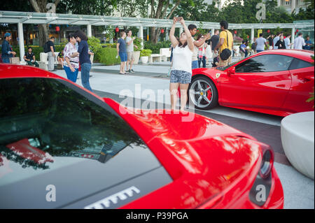 Singapore Repubblica di Singapore, le persone sono fotografare Ferraris in Marina Bay Foto Stock