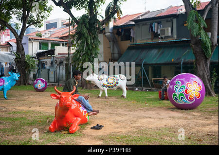 Singapore Repubblica di Singapore, l'uomo si trova in un piccolo parco in Little India Foto Stock