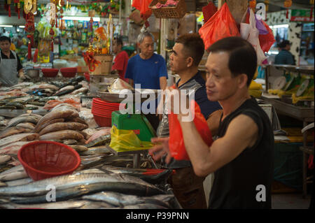 Singapore Repubblica di Singapore, pesce fornitore nel mercato Tekka in Little India Foto Stock