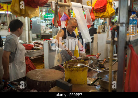 Singapore Repubblica di Singapore, pesce fornitore nel mercato Tekka in Little India Foto Stock