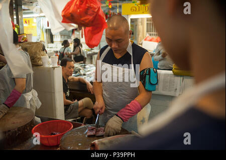 Singapore Repubblica di Singapore, pesce fornitore nel mercato Tekka in Little India Foto Stock