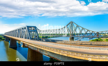 Il nuovo e il vecchio Cernavoda ponti span il Danubio. Foto Stock