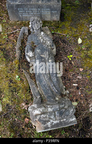 I caduti la figura di un angelo in Warriston cimitero, Edimburgo, Scozia, Regno Unito. Foto Stock