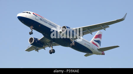 British Airways Airbus A320 G-EUYR sull approccio finale all aeroporto di Heathrow LHR Foto Stock