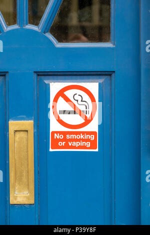 Non fumare o vaping segno su una porta blu Foto Stock