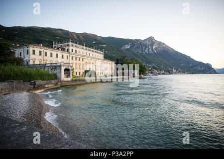 Gargnano, Italia, lato acqua del Palazzo Bettoni nella frazione di Bogliaco Foto Stock