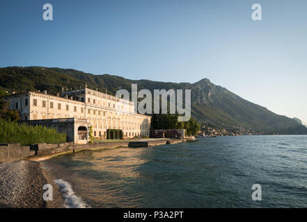 Gargnano, Italia, lato acqua del Palazzo Bettoni nella frazione di Bogliaco Foto Stock