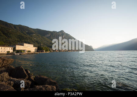 Gargnano, Italia, lato acqua del Palazzo Bettoni nella frazione di Bogliaco Foto Stock