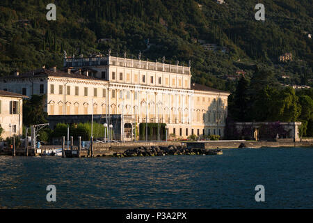 Gargnano, Italia, lato acqua del Palazzo Bettoni nella frazione di Bogliaco Foto Stock