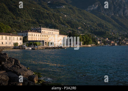 Gargnano, Italia, lato acqua del Palazzo Bettoni nella frazione di Bogliaco Foto Stock