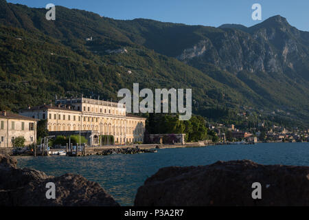 Gargnano, Italia, lato acqua del Palazzo Bettoni nella frazione di Bogliaco Foto Stock