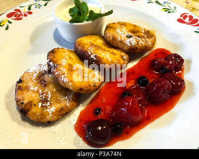Ricotta frittelle dolci con salsa di frutti di bosco. Foto Studio Foto Stock
