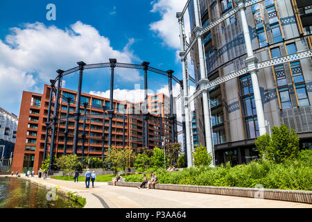 A forma di cilindro edificio moderno, il Gasholders sviluppo edilizio in Kings Cross, London, Regno Unito Foto Stock