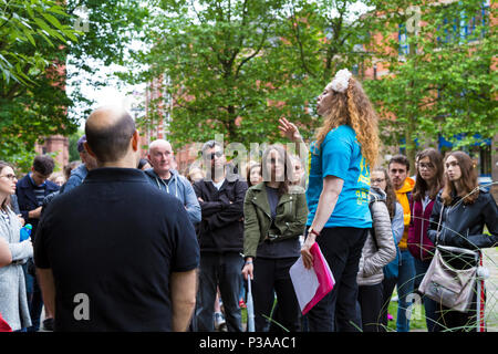 Un tour di ascolto di gruppo per un tour guida parlando, Manchester, Regno Unito Foto Stock