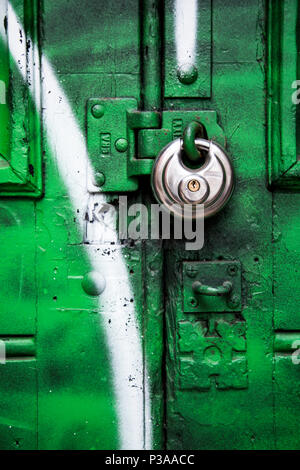 Un round di argento un lucchetto verde e bianca porta graffiti Foto Stock