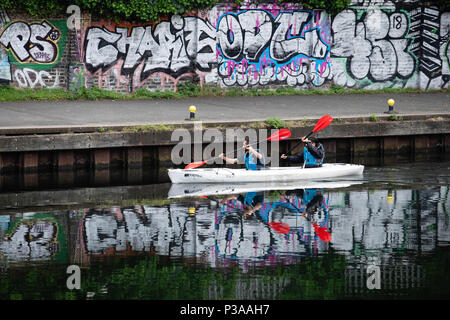 Il kayak sul fiume Lee da Londra Stadium, nel Parco Olimpico, Hackney, Londra, Regno Unito Foto Stock