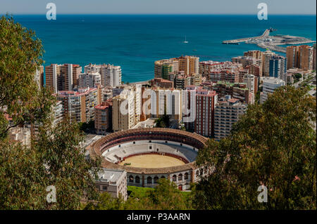 Malagueta Bullring, Plaza de Toro, La Malagueta, Malaga's bullring, skyline della città e del porto di Malaga, in Spagna. Foto Stock