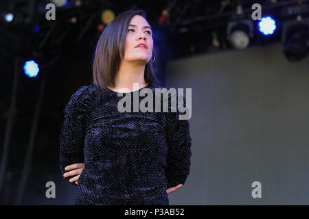 Norvegia, Oslo - Giugno 16, 2018. Il cantante inglese e cantautore Nadine Shah esegue un concerto dal vivo durante il norvegese music festival Piknik mi Parken 2018 a Oslo (Photo credit: Gonzales foto - Stian S. Moller). Foto Stock