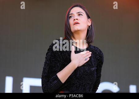 Norvegia, Oslo - Giugno 16, 2018. Il cantante inglese e cantautore Nadine Shah esegue un concerto dal vivo durante il norvegese music festival Piknik mi Parken 2018 a Oslo (Photo credit: Gonzales foto - Stian S. Moller). Foto Stock